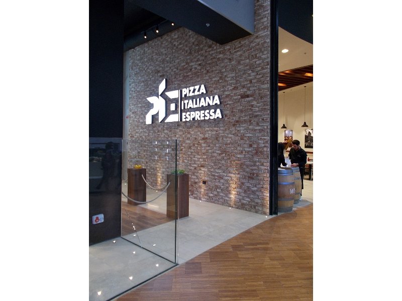 a-milano-apre-city-life-shopping-il-mall-che-sembra-una-via-del-centro