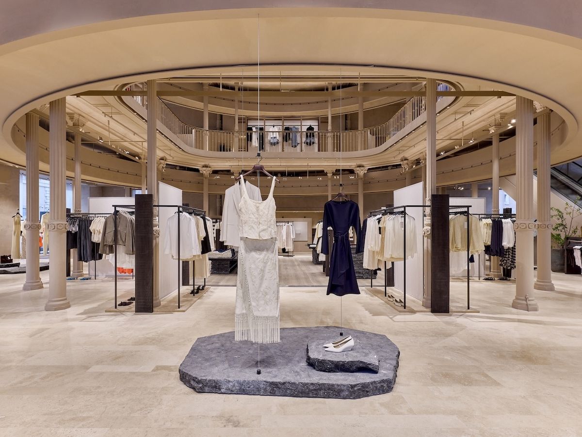 Zara riapre lo store di Roma nello storico Palazzo Bocconi in via del Corso Zara riapre lo store di Roma nello storico Palazzo Bocconi in via del Corso