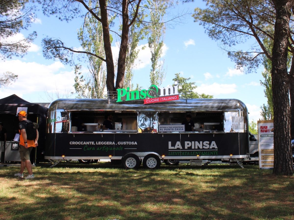 Pinsami torna on the road per l'estate 2026 con il suo food truck Pinsami torna on the road per l'estate 2026 con il suo food truck