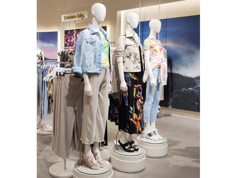 Desigual riapre il suo negozio a Torino Le Gru con un nuovo concept creativo - Distribuzione Moderna Desigual riapre il suo negozio a Torino Le Gru con un nuovo concept creativo - Distribuzione Moderna