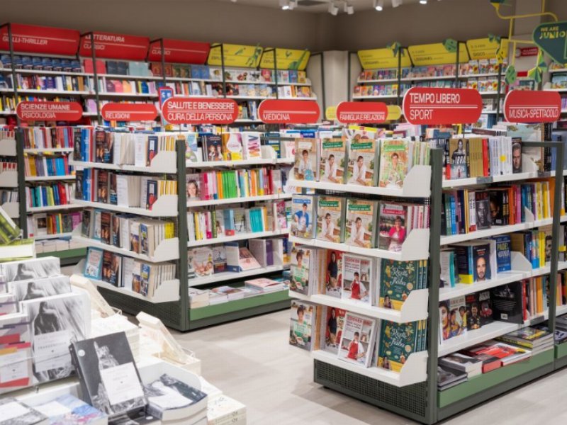 Nuovo look per il Mondadori Bookstore di Fiumicino Nuovo look per il Mondadori Bookstore di Fiumicino