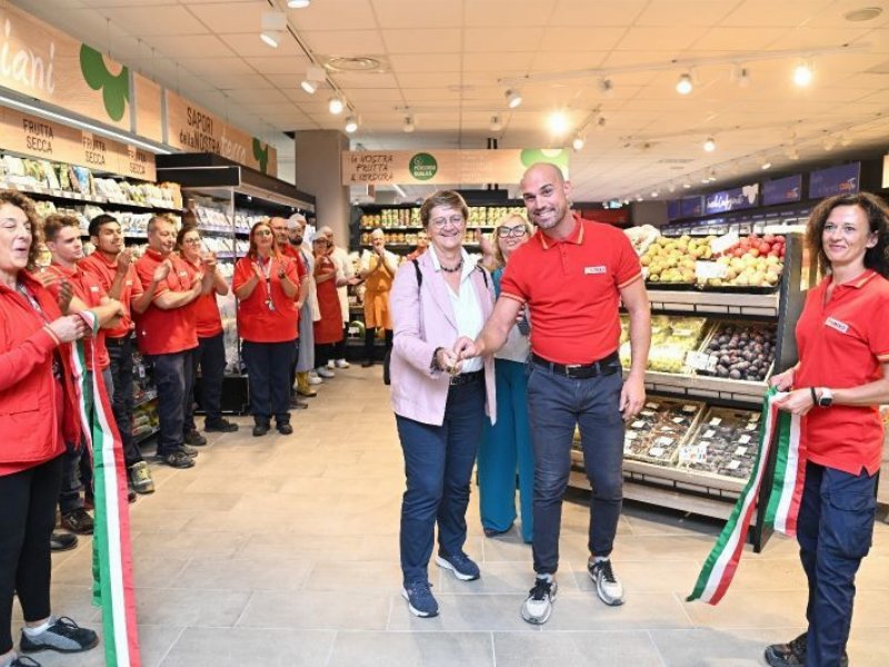 Taglio del nastro per il Conad City Murillo di Milano Taglio del nastro per il Conad City Murillo di Milano