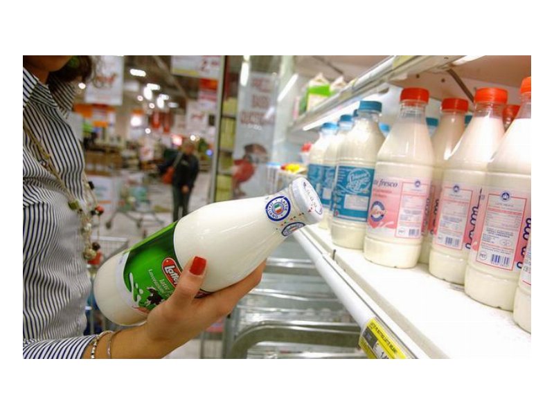 Latte, Coldiretti accusa Lactalis di pratiche scorrette. L’azienda si difende Latte, Coldiretti accusa Lactalis di pratiche scorrette. L’azienda si difende