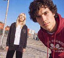 La margherita di Guru torna a fiorire negli store PittaRosso e Scarpe&Scarpe La margherita di Guru torna a fiorire negli store PittaRosso e Scarpe&Scarpe