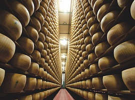 Parmigiano Reggiano: la produzione corre troppo (+5,2%). Giro di vite del Consorzio Parmigiano Reggiano: la produzione corre troppo (+5,2%). Giro di vite del Consorzio