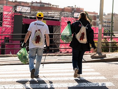 Ichnusa si affida all’arte sarda contro l’abbandono del vetro Ichnusa si affida all’arte sarda contro l’abbandono del vetro