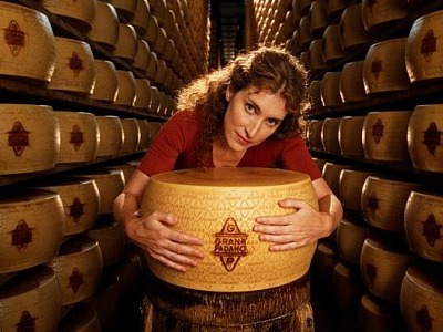 Grana Padano, prezzi all’ingrosso -15% e le vendite volano a doppia cifra Grana Padano, prezzi all’ingrosso -15% e le vendite volano a doppia cifra